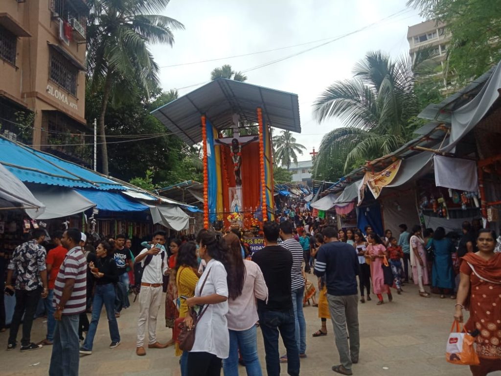 People enjoying the Bandra Fair.  Photo Credit - Annet Ashley (Journalism Batch)